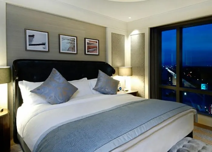 מלון Hilton Convention Center &