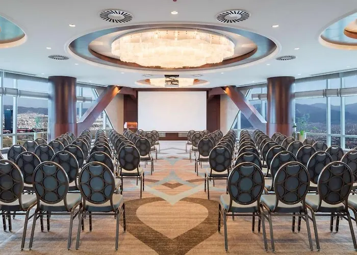 Hilton Convention Center & מלון 5*