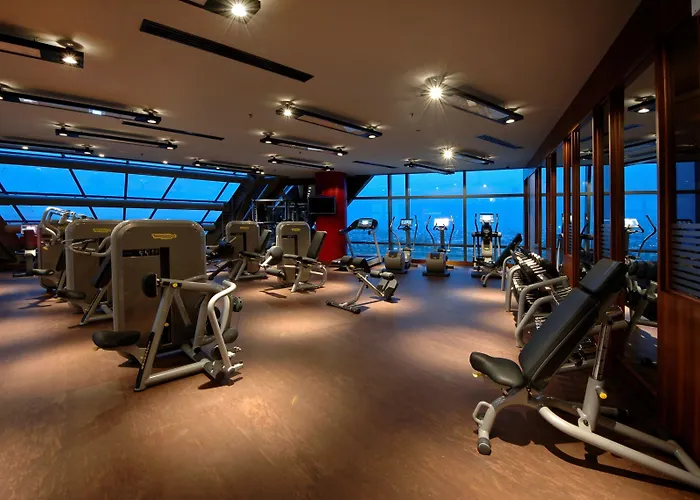 מלון Hilton Convention Center &