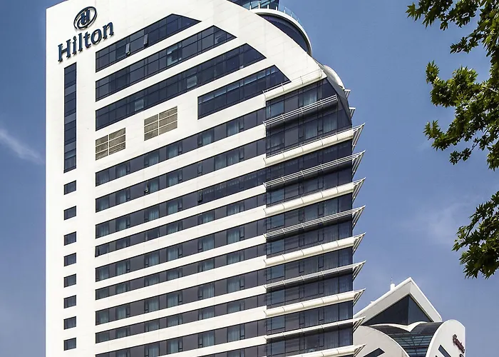 Hilton Convention Center & מלון